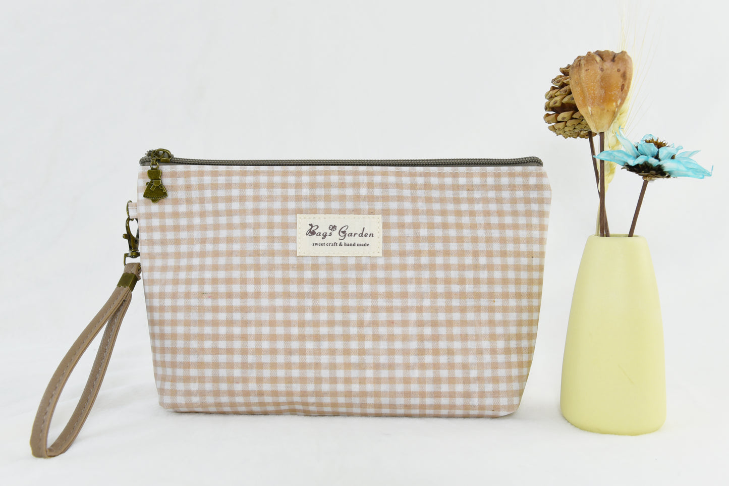 Medium waterproof gingham toiletry bag