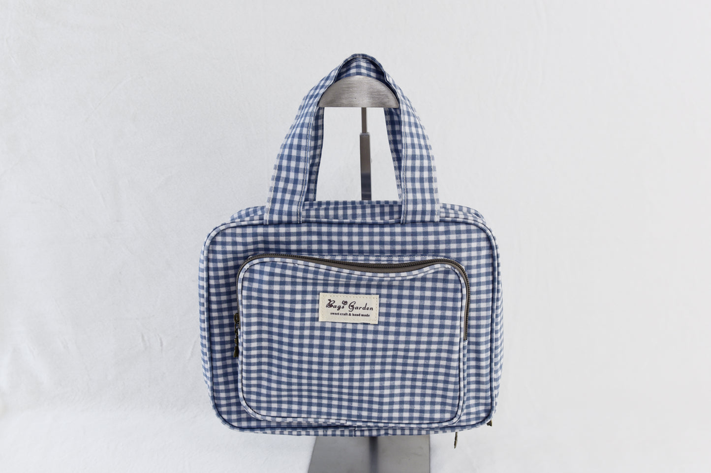 Small waterproof Vichy hanging toiletry bag