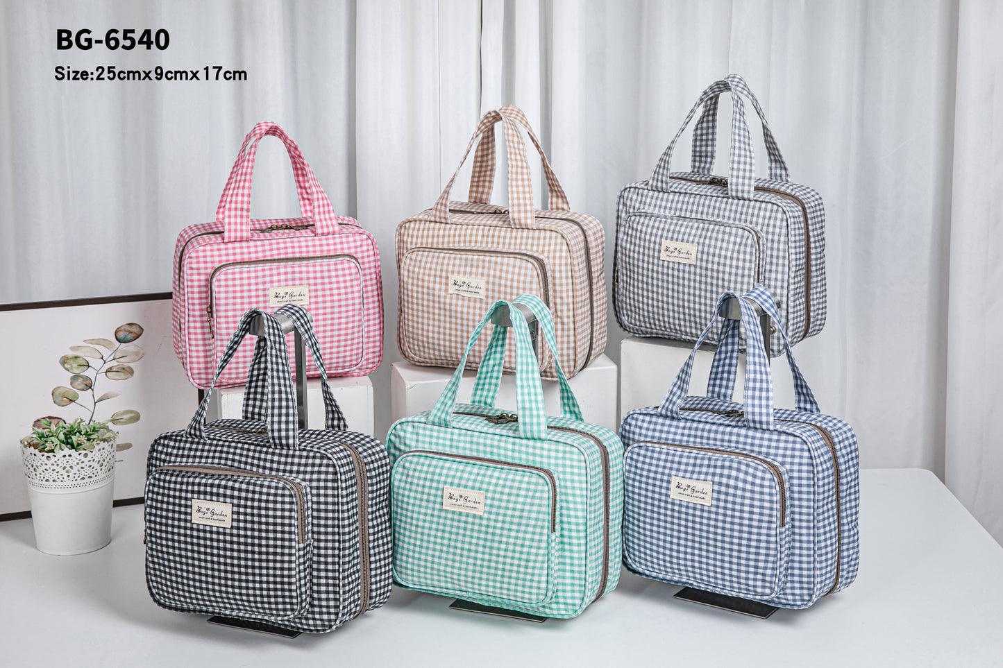 Small waterproof Vichy hanging toiletry bag