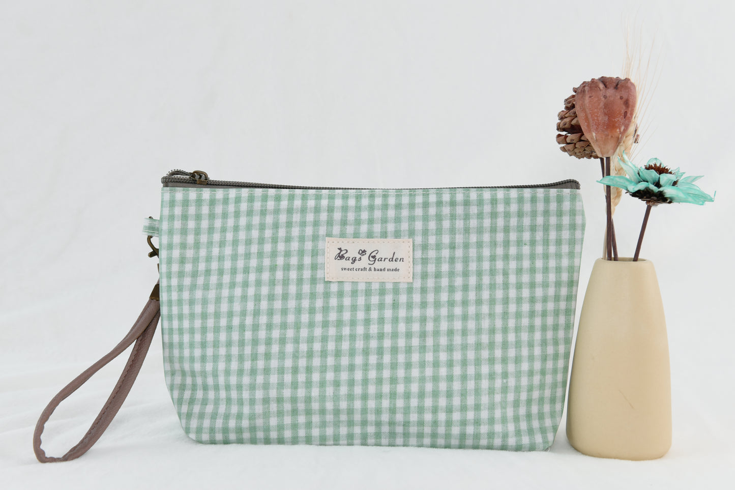 Medium waterproof gingham toiletry bag