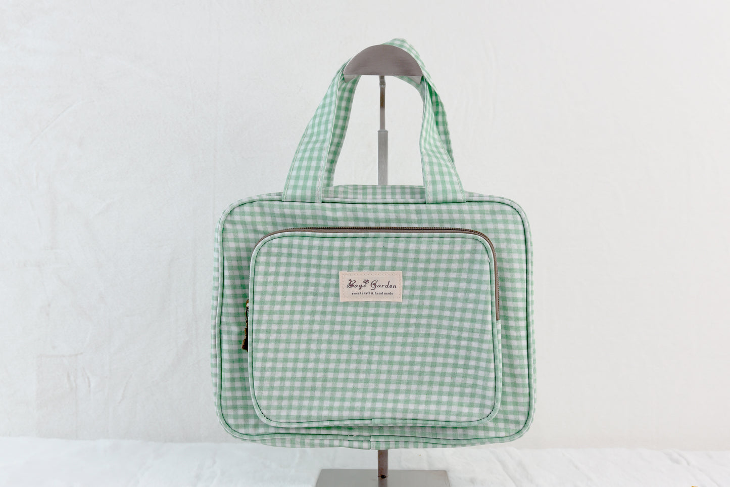 Small waterproof Vichy hanging toiletry bag