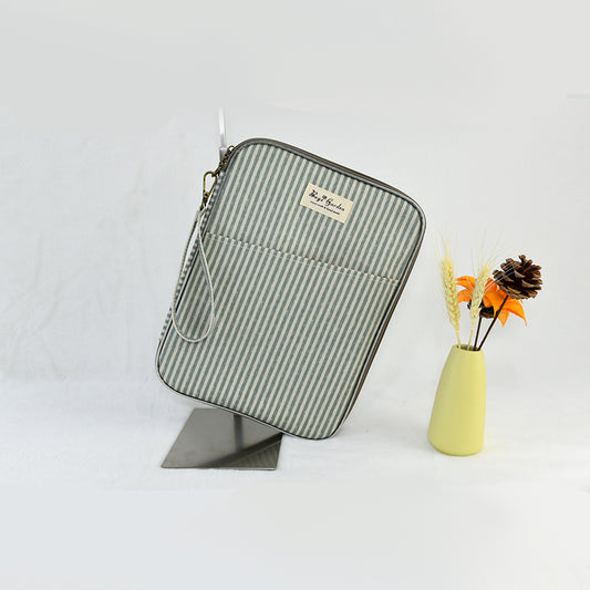 Funda simple de rayas para tablet – Hasta 11", ligera, práctica y con bolsillos