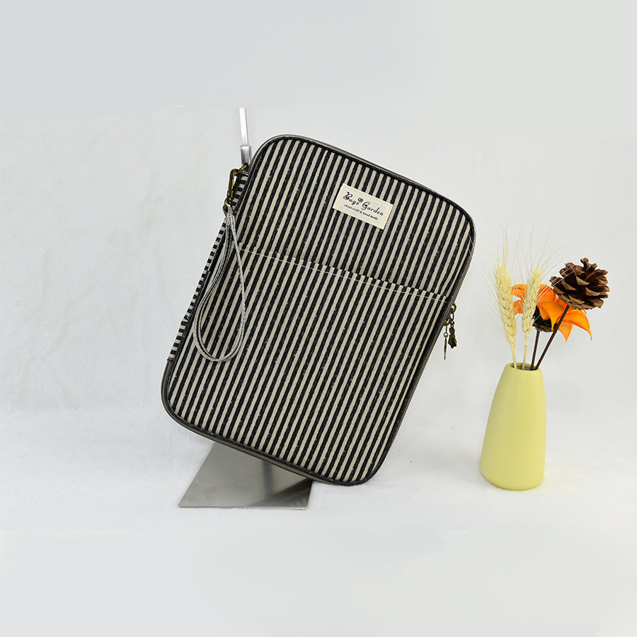 Funda simple de rayas para tablet – Hasta 11", ligera, práctica y con bolsillos