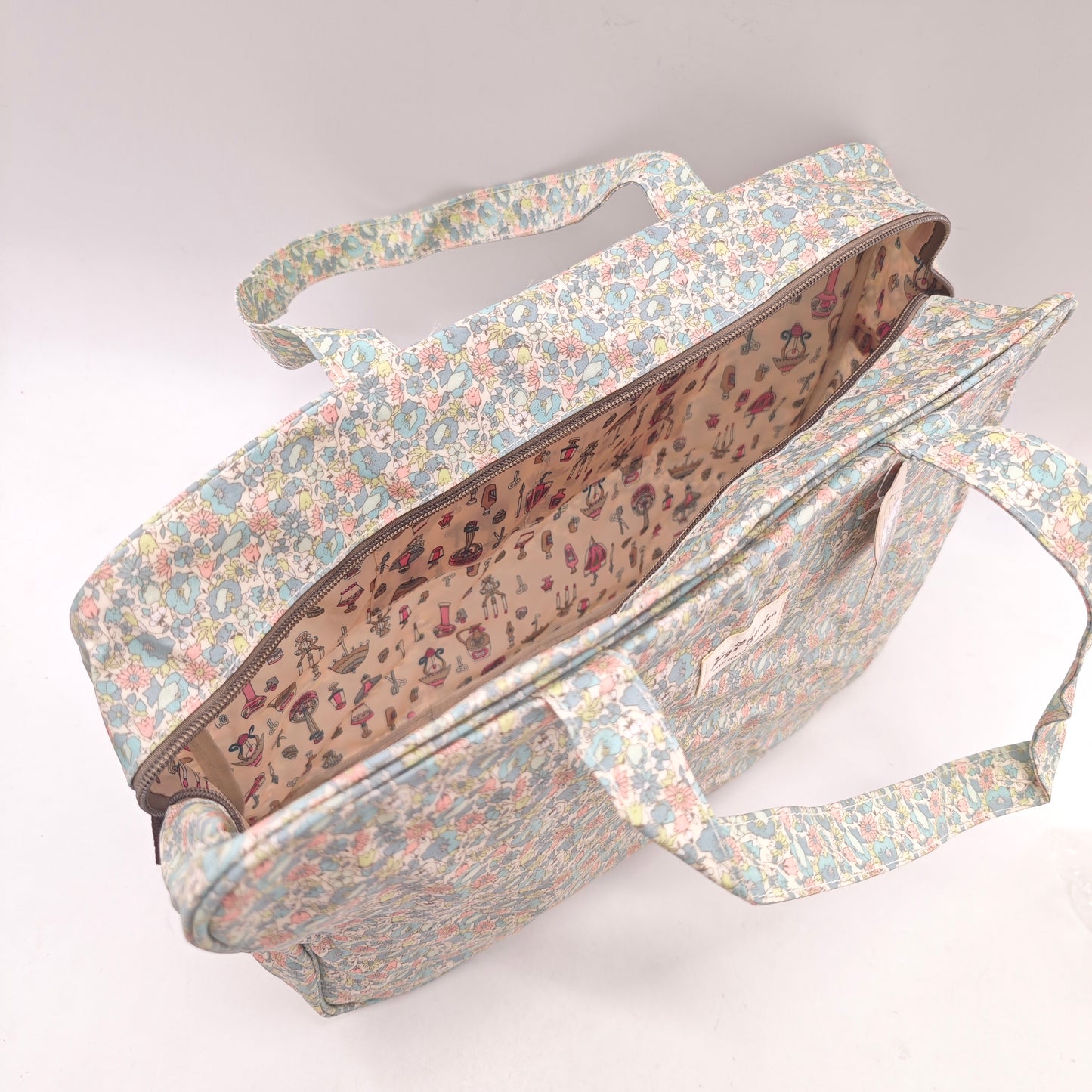 Maletita grande impermeable de flores