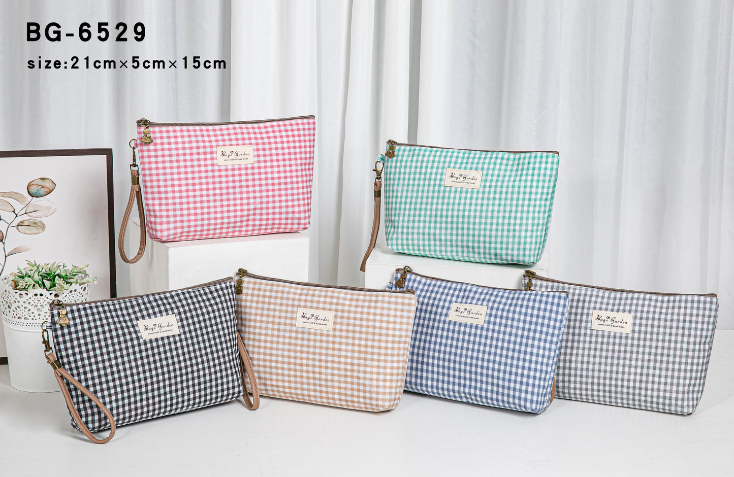 Medium waterproof gingham toiletry bag