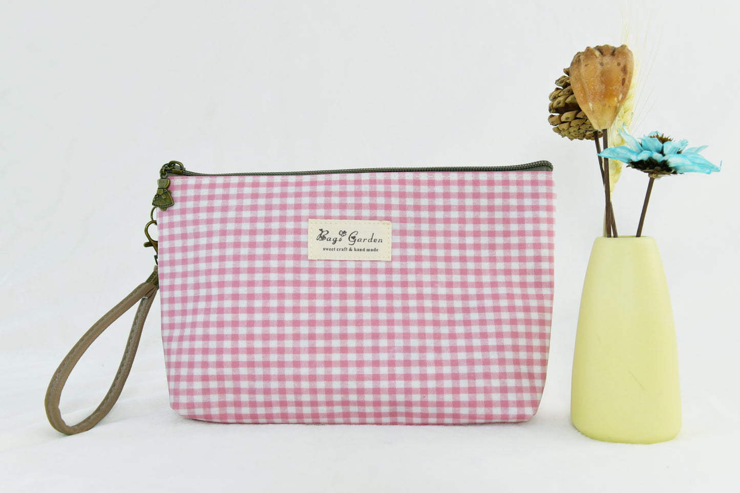 Medium waterproof gingham toiletry bag