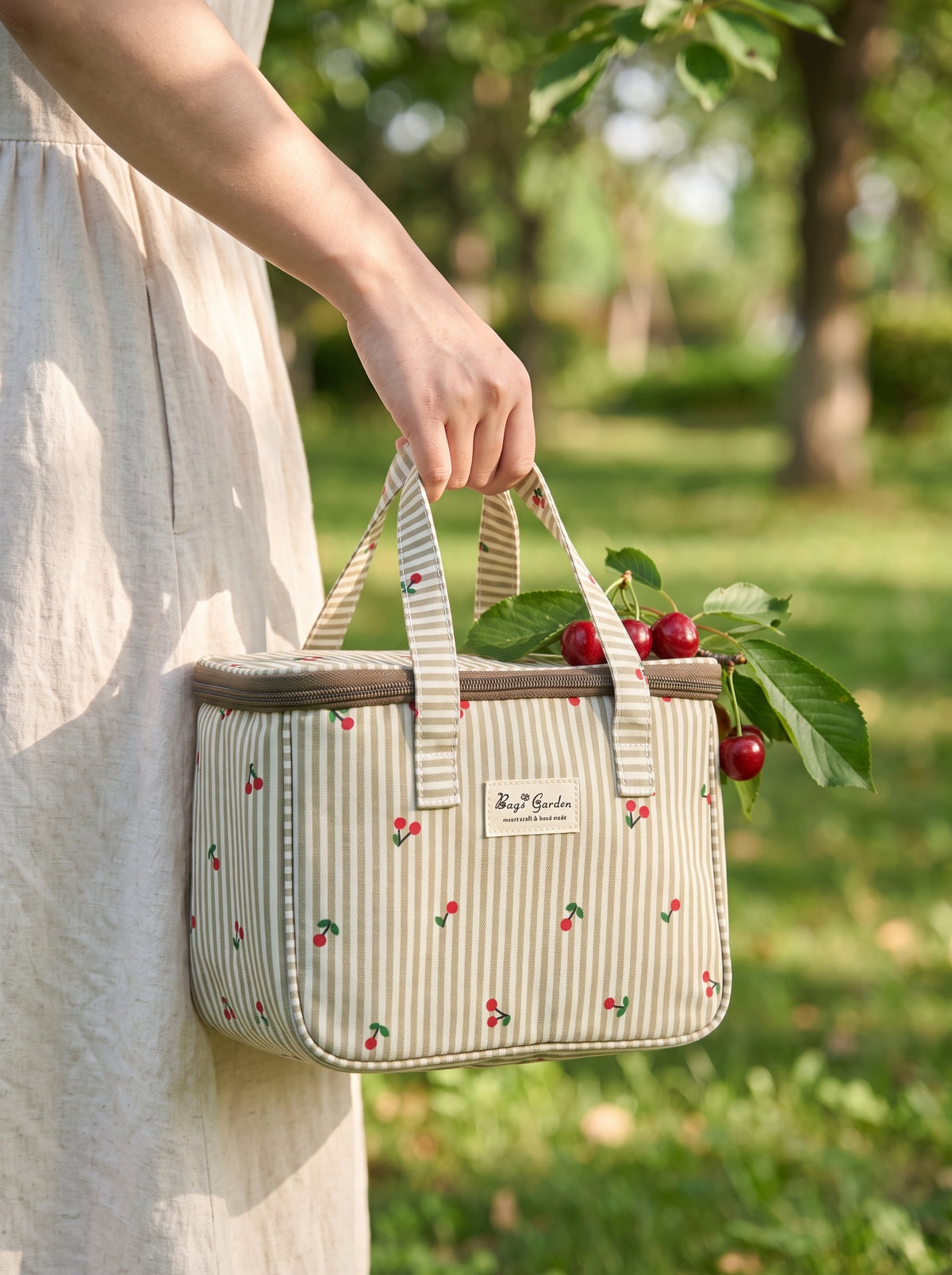 Bolsa Nevera de Mano de Rayas con Cerezas