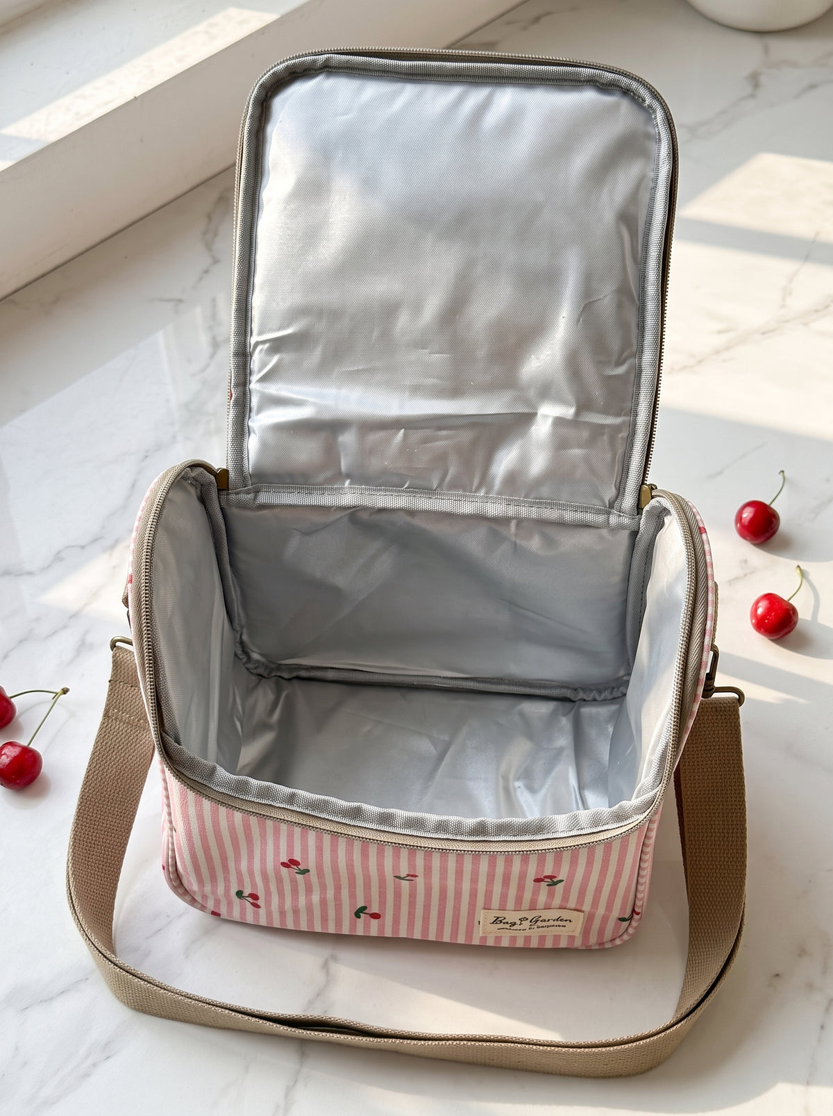 Bolsa Nevera de Rayas con Cerezas con Tapa Abatible