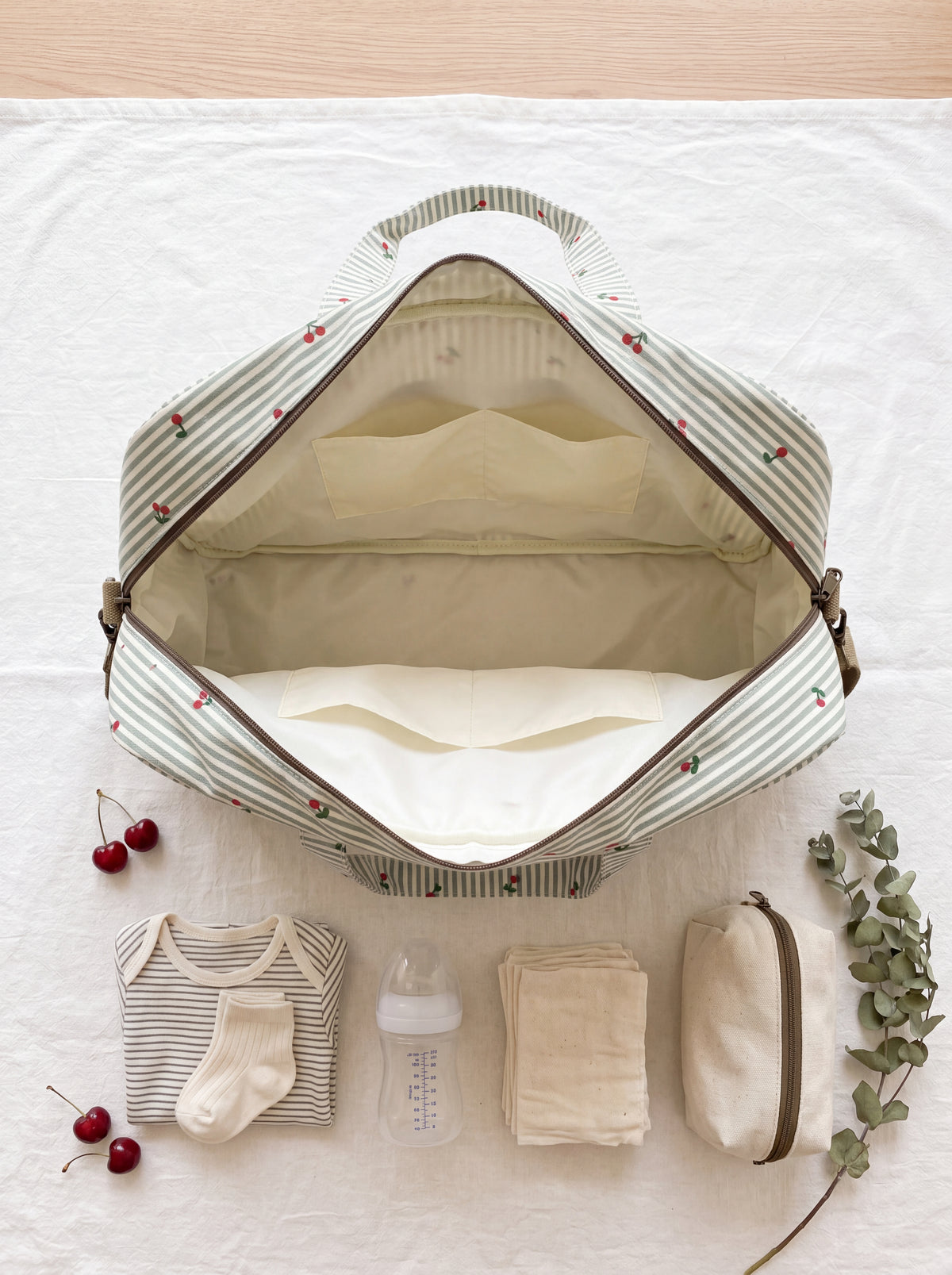Bolsa de Viaje y Maternidad de Rayas con Cerezas