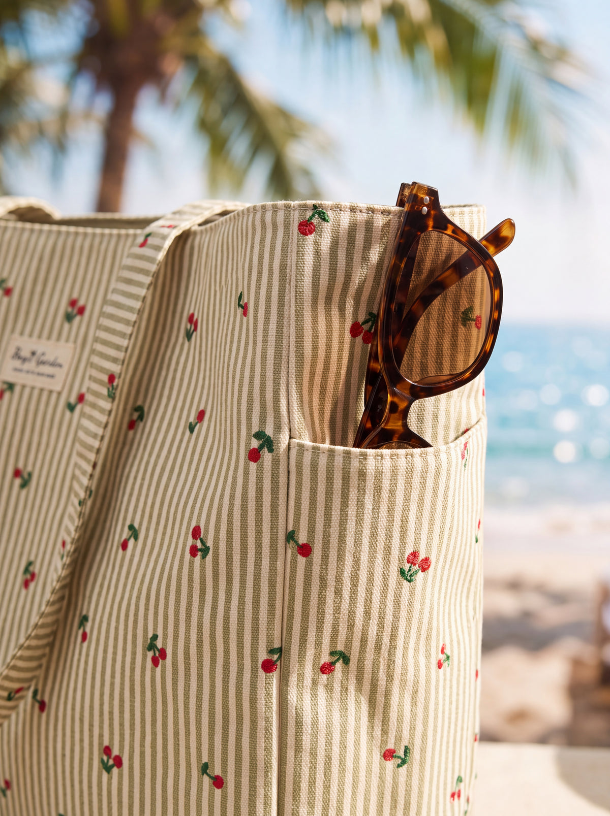 Bolso de Playa Grande de Rayas con Cerezas y Bolsillos Laterales