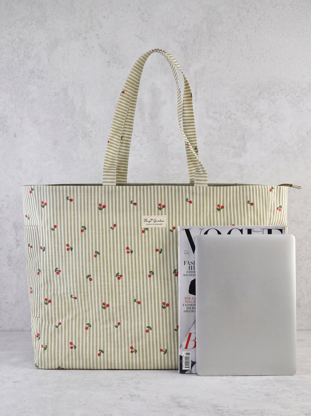 Bolso de Playa Grande de Rayas con Cerezas y Bolsillos Laterales