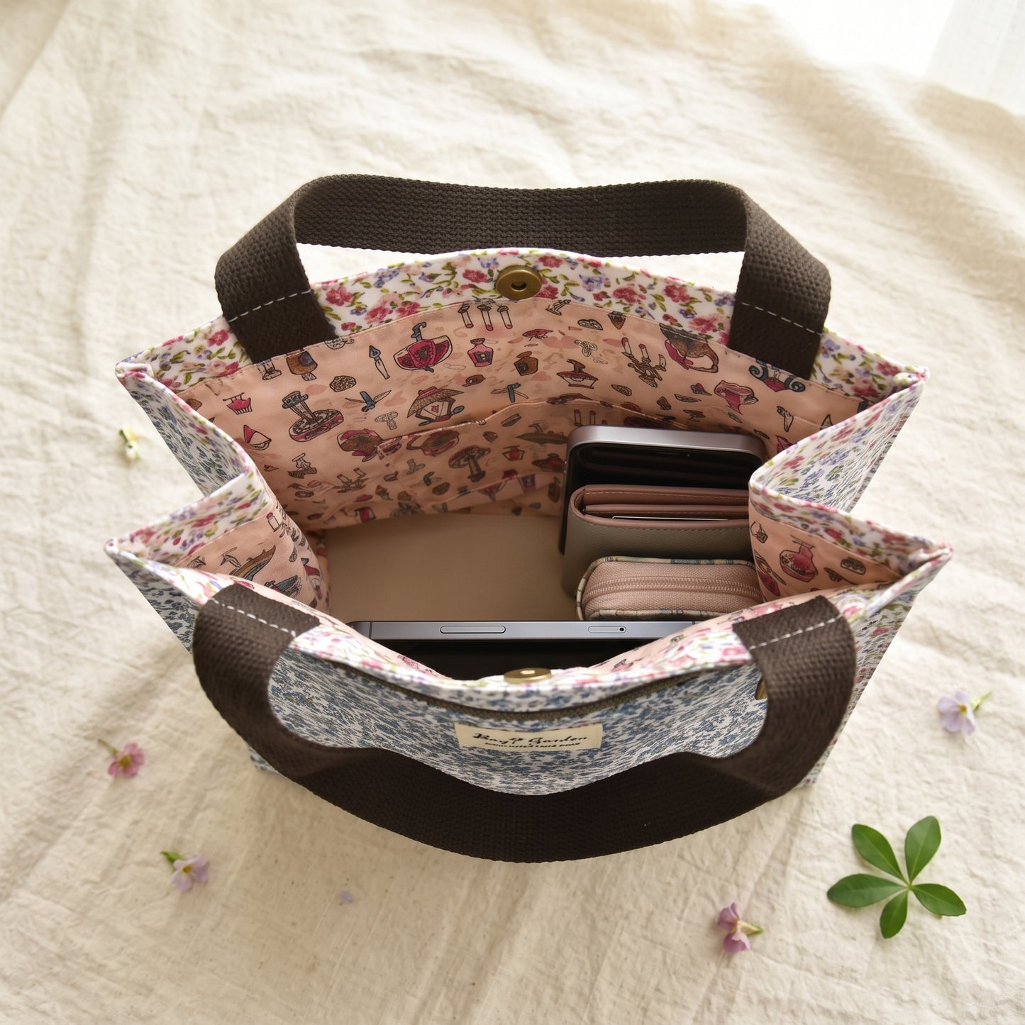 Bolso de Mano Mediano Floral Impermeable con Bolsillo Frontal, Cierre de Botón y Asas